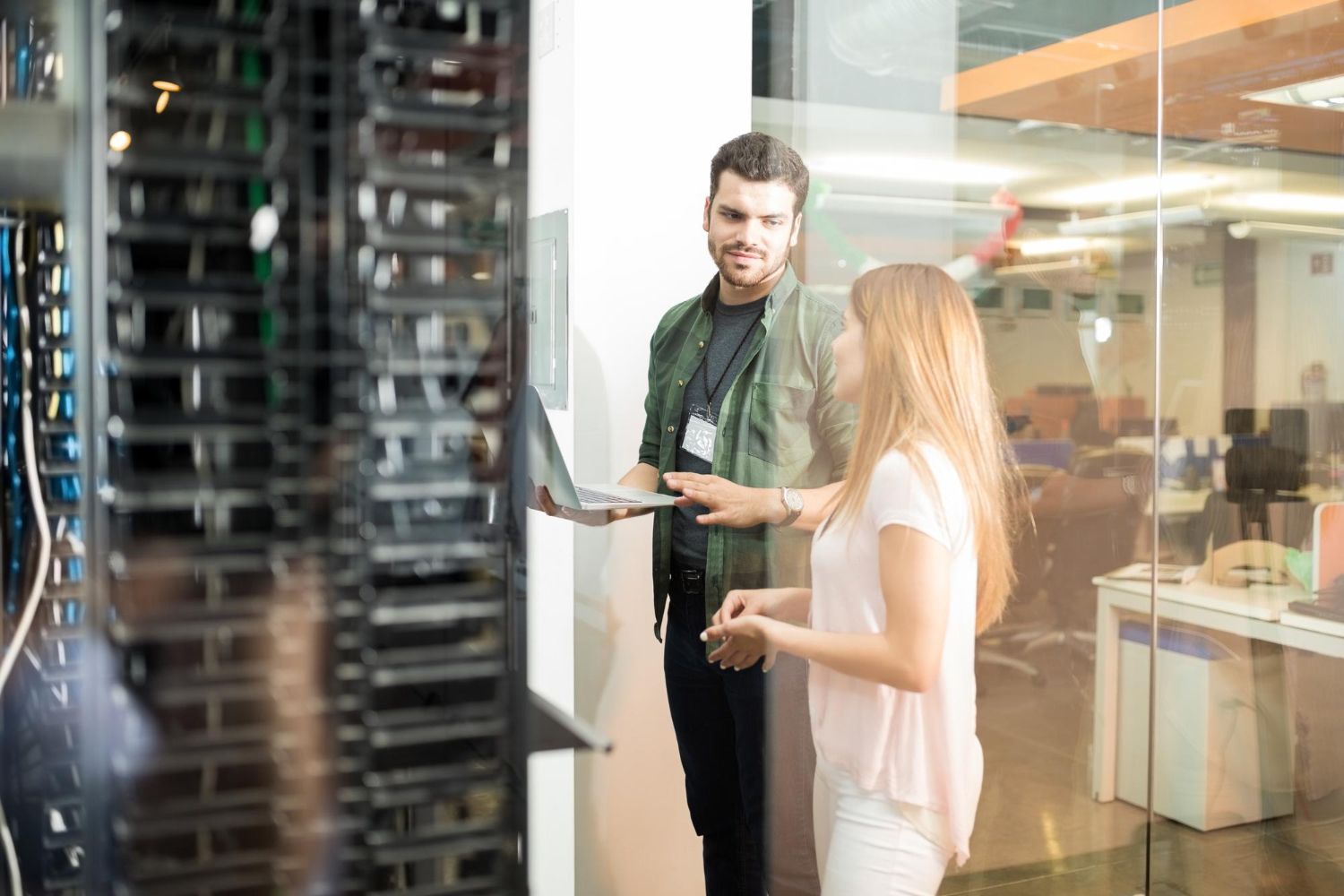 Казус: Мрежа с автоматичен failover за логистична фирма